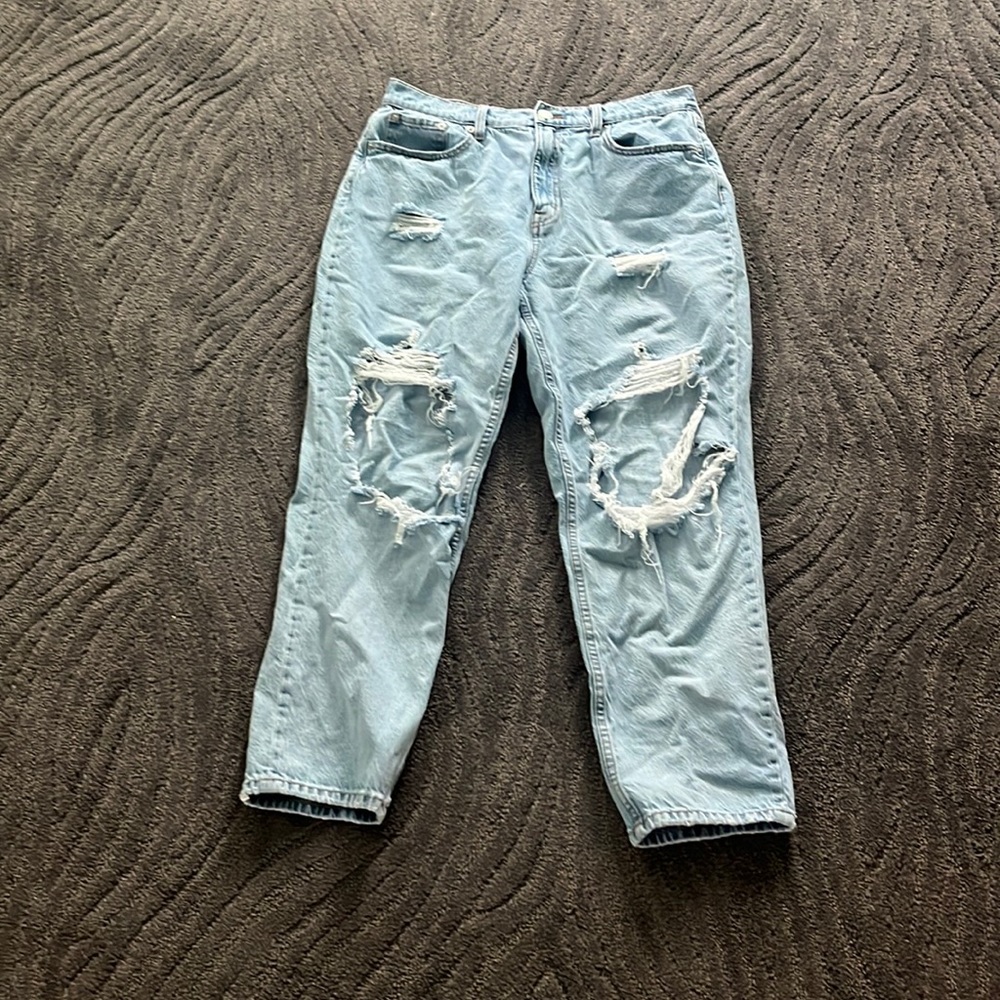 Ripped baggy jeans